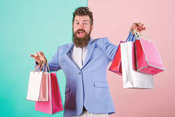 Geschenke im Voraus kaufen. Viel Spaß beim Einkaufen am Black Friday. Hipster-Shopping mit Rabatt. Der bärtige Hipster-Geschäftsmann trägt Einkaufstüten aus Papier. Geschenke für alle kaufen. Urlaubsreif — Stockfoto