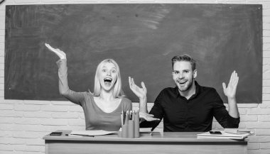 Bu inanılmaz. Üniversite öğrencilerinin el hareketi. Lise eğitimi. Sınıfta okuyan bir çift. Erkek ve kadın okula geri. Güzel öğretmen ve yakışıklı öğretmen masa başında gülümseyen mutlu