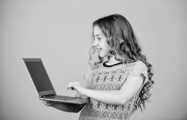 İnternette sörf yapıyorum. Kendi blogunu geliştirin. Kişisel blog. Sosyal ağlar ve blog. Bilgi kaynağı. Bloglama kavramı. Dizüstü bilgisayarı olan bir kız. Pc kullanarak küçük çocuk. Dijital teknoloji. Yaşam online