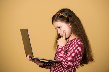 Bloglama kavramı. Dizüstü bilgisayarı olan bir kız. Pc kullanarak küçük çocuk. Dijital teknoloji. Hayat online. İnternette sörf yapıyorum. Kendi blogunu geliştirin. Kişisel blog. Sosyal ağlar ve blog. Bilgi kaynağı