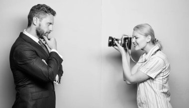 Güven yakalama. İşadamı kadın fotoğrafçı önünde poz. Erkek model stüdyoda çekim fotoğrafçı. Moda fotoğraf stüdyo çekim. Profesyonel fotoğraf makinesi kullanan güzel kadın