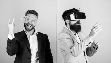 Vr gözlük ve çok plastik aksesuar sakallı adam. Adam etkileşim içinde sanal gerçeklik. Sanal gerçeklik keşfetmek hippi. İş modern teknoloji uygulamak. Gerçek eğlence ve sanal alternatif