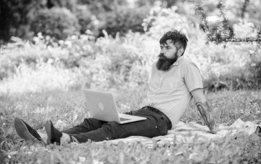 Çayır doğa arka plan rahatlatıcı laptop ile sakallı adam. Blogger doğa tarafından ilham kaynağı olma. Yazar ilham doğa ortamı için arıyorum. Bloglama için ilham. İlham arıyorsanız