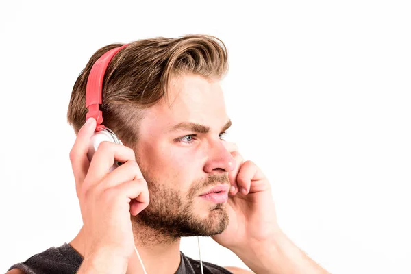 Gute Musik steigert meine Produktivität. Sportmusik. Freude und Entspannung. sexy muskulöser Mann hört Sportmusik. Mann im Kopfhörer isoliert auf weiß. Unrasierter Mann mit blauem Zahn-Kopfhörer — Stockfoto