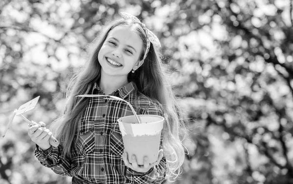 Ambiente ecológico. Feliz día de los niños. niña con herramientas de jardinería. Día de la Tierra. Niña en el bosque. granja de verano. Feliz infancia. pueblo de primavera país. chica con maceta planta — Foto de Stock