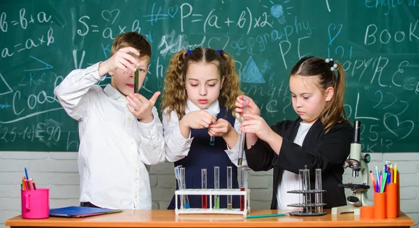 Niños felices. Lección de biología. Niños pequeños aprendiendo química en el laboratorio. educación en biología. estudiantes haciendo experimentos de biología con microscopio en laboratorio. Equipo de biología. La fórmula está casi completa — Foto de Stock