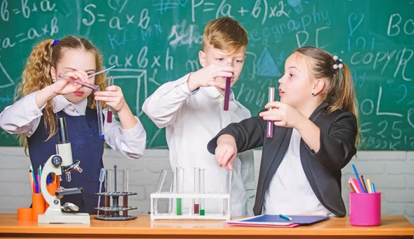 Microscopio de laboratorio. Estudiante preparándose para los exámenes. Microscopio químico. Niños pequeños aprendiendo química en el laboratorio escolar. Niños pequeños en el laboratorio. estudiantes haciendo experimentos de biología con microscopio — Foto de Stock