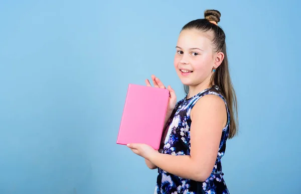 Keeping secrets here. design expert. pr-specialist. small girl with pink note book. school child with notepad. workbooks for writing. school diaries for making notes. Keeping her secrets in diary — Stock Photo, Image