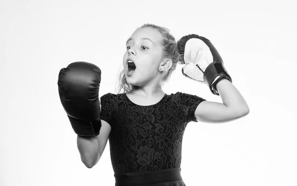 Educazione per la leadership e vincitore. Forte boxe infantile. Sport e salute. Boxe sport per donne. Ragazza bambino con guanti blu in posa su sfondo bianco. Educazione sportiva. Sii forte — Foto Stock