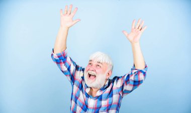 Memnun başarı elde etti. Yaşam hedefleri. Başarıyı kutlayan başarılı bir adam. Başarılı hipster şanslı adam. Büyükbaba mutlu neşeli neşeli. Olumlu duygular. Sonunda emeklilik. Başarılı emekli