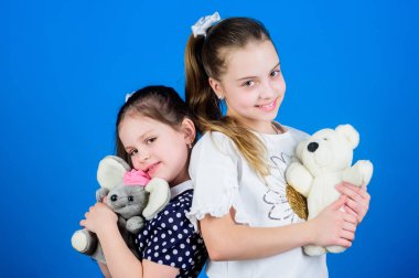 Çocukluk kavramı. Çocuklar sevimli sevimli kızlar yumuşak oyuncaklar ile oynamak. Mutlu çocukluk. Çocuk bakımı. Erken çocukluk eğitiminde mükemmellik. Kız kardeşler ya da en iyi arkadaşlar oyuncaklarla oynarlar. Tatlı çocukluk