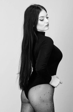 Kendini geliştirme. Mükemmel vücut. Vücut eğrilerinizi geliştirin. İç çamaşırı modelleme. Kadın çekici esmer tayt poz. Seksi bayan. Harika hissediyorum. Seksi vücut gurur. Kendine güvenen ve muhteşem