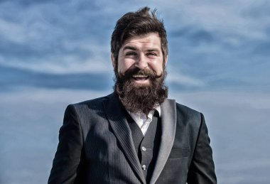 İş adamı gökyüzüne karşı. Sakallı adam. bıyıklı vahşi kafkas hipster. Gelecekteki başarı. Çevik iş. Kendine güvenen bir iş adamı. başlangıç iş. resmi moda. Sakallı olgun hipster