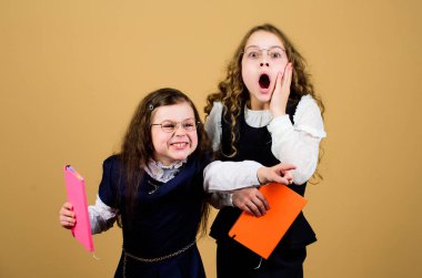 günlük notları için not defteri. çalışma dersi. hometwork birlikte. bilgi ve eğitim. Okula geri dön. kağıt klasörü ile küçük kızlar. Okuldan beri en iyi arkadaşlar. Çalışmalısın.