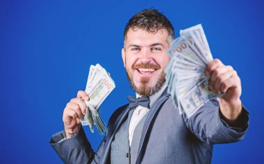 Kendi iş başlangıç. Zengin işadamı bizimle dolarlık banknotlar. Nakit para tutan sakallı adam. Kendi iş ile para yapma. Para birimi broker para bohça ile. İş başlangıç kredi