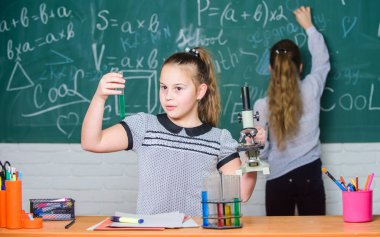 Laboratuvarda güzel bir gün. Küçük bilim adamları mikroskopla çalışır. Biyoloji dersi. Kimya araştırması. bilogy laboratuvarında bilim deneyleri. Okul laboratuarındaki küçük kızlar. biyoloji eğitimi