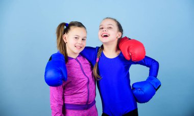 Ringdeki yarışmacılar ve hayattaki arkadaşlar. Boks sporundaki kızlar. Boks eldivenli boksör çocuklar. Kendine güvenen gençler. Kadın boksörler. Boks sıkı disiplin sağlar. Mavi arka planda Kızlar sevimli boksörler