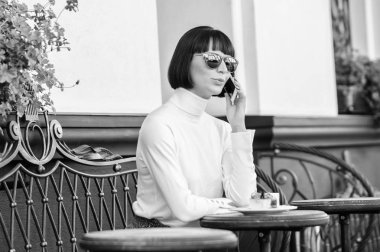 Arkadaş arama. Kız moda Bayan smartphone ile. Boş zaman kavramı. Kadın çekici şık esmer eğlence kafe teras arka plan harcamak. Keyifli zaman ve eğlence. Sakin ol ve kahve molası