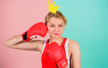 Kadın boks eldiveni ve prensesin taç sembolü. Sporun kraliçesi. Boks sporunda en iyi ol. Kraliçe taç boks eldiven giymek ile kadınsı ihale sarışın. Başarı için savaş. Vip spor salonu. Dövüş kraliçesi