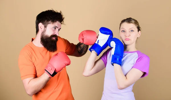 Clube de boxe amador. Igualdade de possibilidades. Força e poder. Homem e mulher de luvas de boxe. Tem cuidado. Conceito de desporto de boxe. Casal menina e hipster praticando boxe. Desporto para todos — Fotografia de Stock