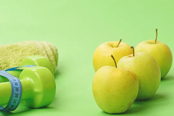 Barbells par des pommes vertes juteuses. Équipement de régime sportif, espace de copie — Photo