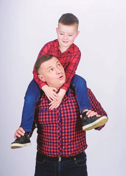 La felicidad es el padre del niño. Concepto de paternidad. Día de los Padres. Padre ejemplo de noble humano. Chicos geniales. Padre hijo pequeño camisas rojas familia look outfit. Mejores amigos para siempre. Papá y un niño adorable — Foto de Stock