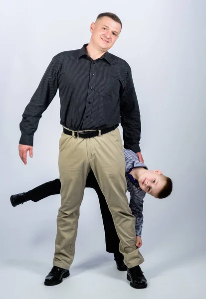 Mi godo la paternità. Padre e figlioletto allegro. Migliori amiche. Papà e bambino adorabile. Festa dei padri. Padre esempio di nobile umano. Sostegno familiare. Legami familiari. Relazioni fiduciose padre e figlio — Foto Stock