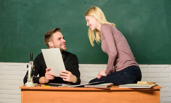 Ertificate bizonyítja sikeresen elfogadott egyetemi felvételi vizsga. Diákok osztálytermi Chalkboard háttérben. Oktatási koncepció. Főiskolai felvételi vizsga. Felkészülés érettségi. Tanulói vizsga előtt — Stock Fotó