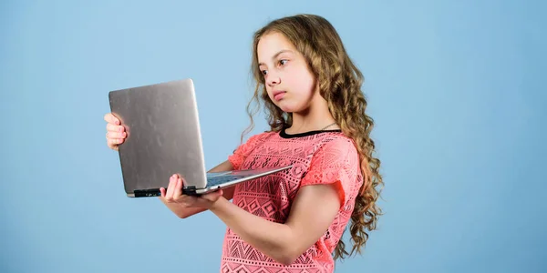เด็กน้อยใช้พีซี เทคโนโลยีดิจิตอล เด็กเรียนกับแล็ปท็อป ท่องอินเตอร์เน็ต พัฒนาบล็อกของตัวเอง บล็อกส่วนตัว เครือข่ายสังคมและบล็อก แนวคิดการเขียนบล็อก เด็กสาวน้อยที่มีคอมพิวเตอร์แล็ปท็อป — ภาพถ่ายสต็อก