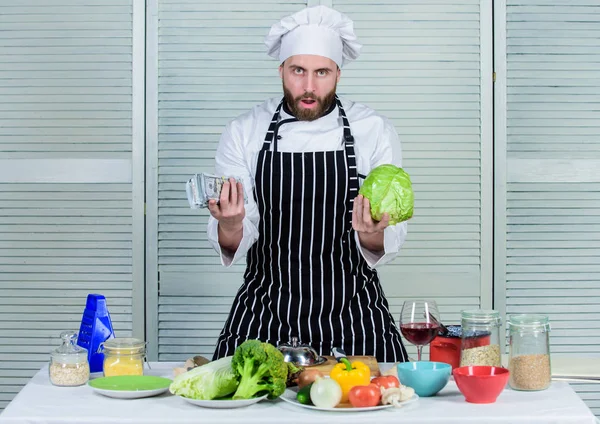 Haben keine Fertigkeiten. grüne frische Zutaten. Der bärtige Mann liebt gesunde Ernährung. Koch im Restaurant. Profi-Koch kocht in der Küche. Bio und vegetarisch. Diät und Vitamin. Kulinarische Küche — Stockfoto