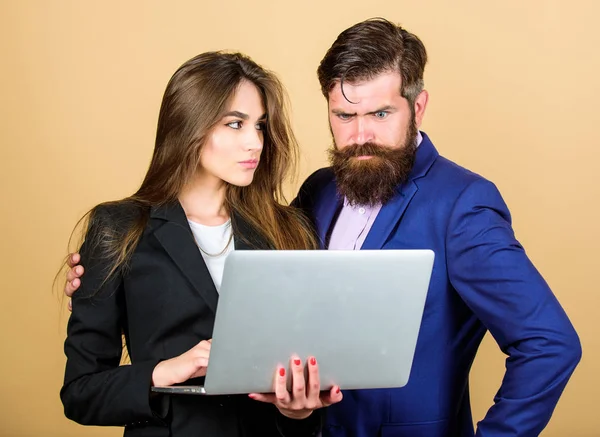 Discutiendo el progreso. Colaborador de hombres y mujeres trabajando juntos. Plan de negocios. Señora de los negocios y director o jefe navegando por Internet. Reunión de negocios. Hombre barbudo gerente mostrar informe financiero portátil — Foto de Stock