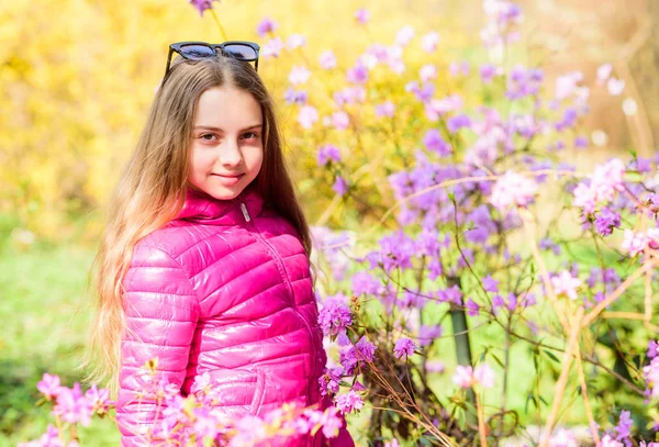 Dziewczyna chodzić w ogrodzie botanicznym. Cieszący się przyrodą w ogrodzie. Kid cute fantazyjne dziecko spędzają czas w parku. Rośliny uprawiane do publicznego wyświetlania. Przyjemny relaksujący spacer w ogrodzie. Zaciszny ogród środowiska — Zdjęcie stockowe