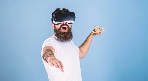 Hipster krzyku twarz cieszyć się gry w wirtualnej rzeczywistości. Człowiek z brodą w okulary Vr, jasnoniebieskie tło. Koncepcja gamer VR. Facet z głowy na wyświetlaczu zamontowanym i miecz gry bijatyka w Vr — Zdjęcie stockowe