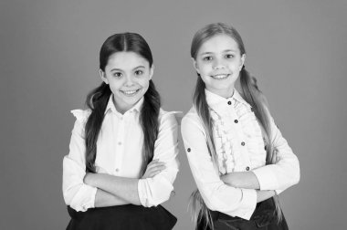 Silah koruma çarpı işareti. Okul çocukları ile moda ileri bakmak. Şirin kız öğrenciler. Küçük kızlar okul üniforması giyiyor. Pigtails şık kızlar okul için giyinmiş. Geri okul moda stil