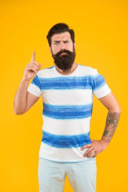 Yaz tatili. Berber dükkanı konsepti. Yaz stili. Neşeli denizci. Dalgama katıl. Sarı arka planda bıyıklı ve uzun sakallı adam sakallı hipster. Adam yaz tatilinde çizgili gömlek giymiş