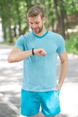 Antrenman için en iyisi. Sporcu, antrenmanını bir spor saatiyle takip ediyor. Açık havada antrenman yaparken ukalalık taslayan yakışıklı bir sporcu. Beden eğitimi ve spor