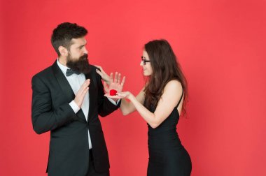 Nişan konsepti. Romantik hediye kutusu takı nişan. Evlilik teklifi. Yakışıklı bir adam ve aşık zarif bir kadın. Romantik nişan. Reddedilen teklif. Aşık çift yıldönümünü kutluyor