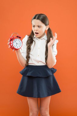 Dersler başlıyor. Disiplin geliştirmek. Mola ve rahatlama zamanı. Tatil zamanı. İlkokul gün çan programı. Okul zamanı konsepti. Geç kalmamak. Liseli kız çalar saati tutuyor. Çalışma zamanı