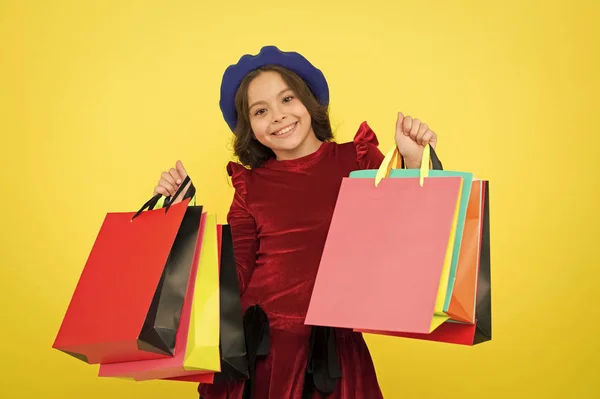 Happy shopping online. big sale in shopping mall. Birthday and christmas presents. International childrens day. small girl child with shopping bags. Thanks for your purchase. Payment method — Stock Photo, Image