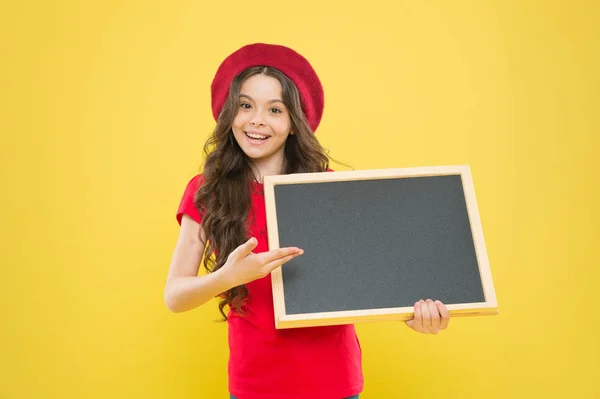 Bestes Angebot hier. Board für Ankündigungswerbung. zurück zur Schule. Einkaufen in der Schule. Kindermode. glückliches Schulmädchen mit Pariser Barett. kleines Mädchen Kind mit Backboard, Kopierraum — Stockfoto