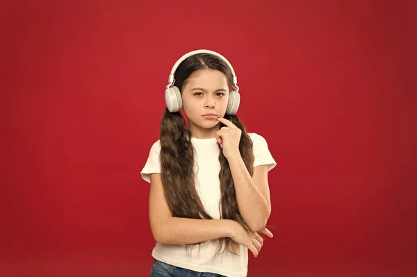 Silny wpływ muzyki nastolatków ich emocje, postrzeganie świata. Dziewczyna słuchać Muzyka Słuchawki na czerwonym tle. Koncepcja listy odtwarzania. Gust muzyczny. Muzyka odgrywa ważną część życia nastolatków — Zdjęcie stockowe