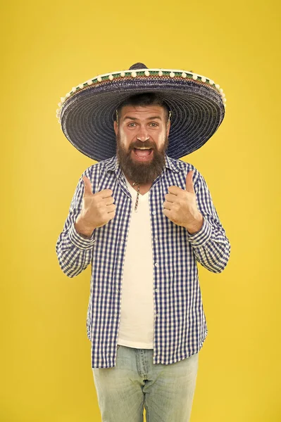 Meksika tarzı ile aşık olduğunu. Meksika adam giyen fötr şapka. Sakallı adam Meksika şapkalı. Hippi geniş ağzına kadar şapkalı. Tema kostüm partisi için geleneksel moda aksesuar. Onun sombrero thumbs up — Stok fotoğraf