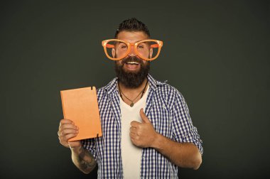 Güne kadar parlak. Bu kitabı okuyun. Çizgi roman ve mizah duygusu. Komik bir hikaye. Eğlenceli bir çalışmadır. Relax için komik kitap. Kitap kapağı kopya alanı. Not defteri veya kitap sakallı hippi erkek giyim komik gözlük tutun