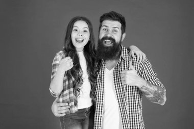 Mutlu Babalar günü. Baba ve kızı kırmızı zemin üzerine sarıl. Çocuk ve babası arkadaşlarım. Ebeveynlik gol. Mutlu çocukluk. Babalar günü kavramı. Güzel baba ve sevimli çocuk sakallı. Neşeli aile