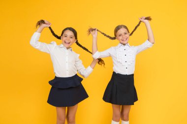 Schoolgirls resmi tarzı mükemmel okul üniforması. Mutlu çocukluk. Okul anları. Çocuklar sevimli öğrenciler. Eğitim sadece bilgiyle ilgili değildir. Sınıf arkadaşları okulda eğleniyor Arkadaşlar sevimli öğrenciler