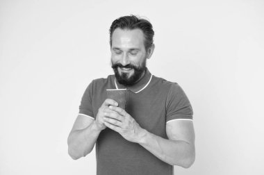 Kahveli mutlu adam gidiyor. Sakallı, olgun bir hippi. Bıyıklı, vahşi, beyaz bir hippi. Sakallı adam. Erkek berber bakımı. Sabah kahvesinin tadını çıkarıyorum. Maceraya devam etmek için taze kahve.