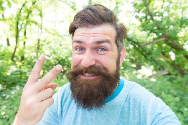 Acımasız erkek eğlencesi. Yaz eğlencesi. Doğal ortamda çılgın sakallı olgun adam. Park ormanındaki sakallı adam. Sakallı hipster. Uzun sakallı hipster duygusal yüz yakın doğa arka plan