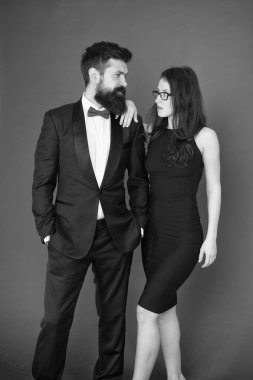 Resmi kıyafet. Olay ya da töreni ziyaret etti. Çift ödül töreni için hazır. Ana malzeme çekme kıyafet kuralları. Şirket parti. Ödül töreni kavramı. Sakallı beyefendi smokin kız zarif elbise giymek