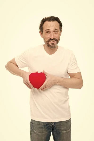 Prevenirea atacului de cord. Îndrăgostiţii ţin inima roşie de jucărie în mâini. Frumos om matur cu inima de Valentine zi. Probleme cardiace și asistență medicală. Poate această durere de inimă va fi bună pentru el. — Fotografie, imagine de stoc