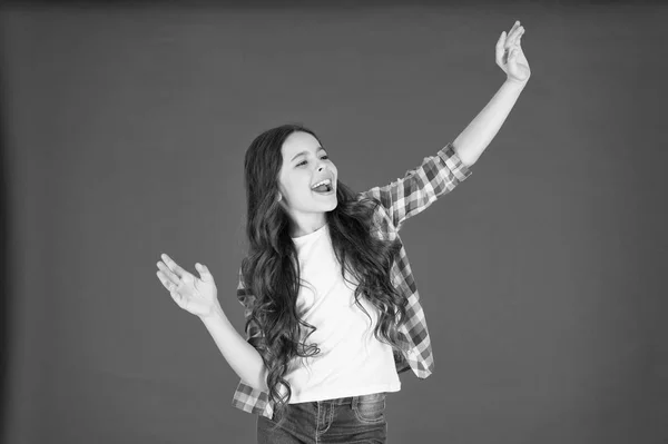 Feliz infância. Moda infantil. Menina com cabelo comprido bonito. Dia das crianças. Menina feliz no fundo vermelho. Uma menina a dançar. Pequena gracinha. Menina sorridente expressar positividade. Aqui estou eu. — Fotografia de Stock